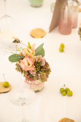 Décoration lors d'un apéritif dinatoire pour un mariage après une cérémonie