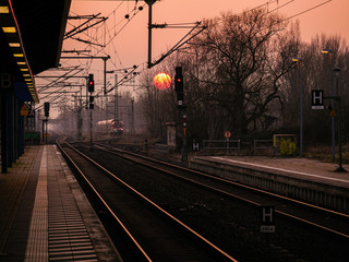 Fototapeta na wymiar Sonnenuntergang am Bahnhof Brandenburg
