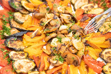 Plat faisant parti d'un buffet de nourriture