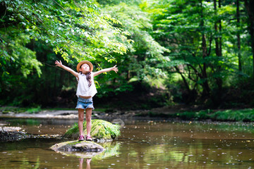川で遊ぶ女の子
