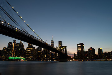 Fototapeta na wymiar brooklyn bridge and lower manhattan skyline at night