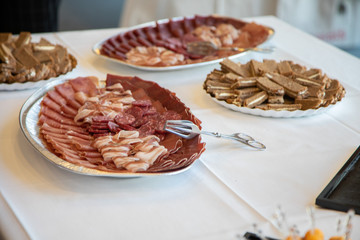 Détails de la mariée durant la cérémonie de mariage