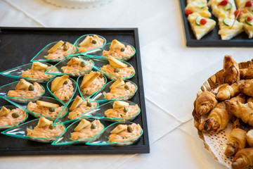 Détails de la mariée durant la cérémonie de mariage