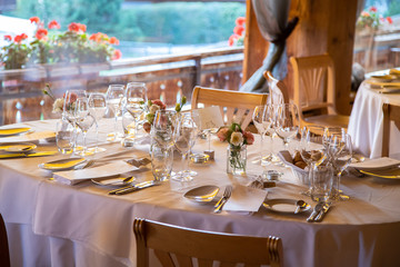 Décoration de table dans un restaurant pour un souper de mariage
