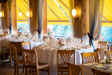 Décoration de table dans un restaurant pour un souper de mariage