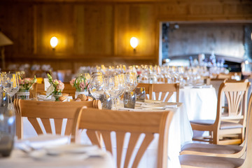 Décoration de table dans un restaurant pour un souper de mariage