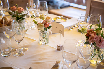 Décoration de table dans un restaurant pour un souper de mariage