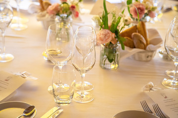 Décoration de table dans un restaurant pour un souper de mariage