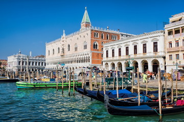 Obraz premium riva degli schiavoni mit gondeln am palazzo ducale in venedig, italien