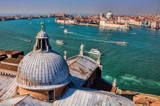 kuppel von san giorgio und stadtteil dorsoduro von venedig im hintergrund, italien