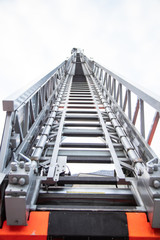 Echelle de camion de pompier avec une nacelle au bout