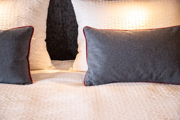 Détail de coussins sur un lit