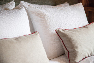 Détail d'un lit avec les coussins