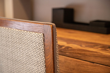 Dos d'une chaise devant un bureau en bois