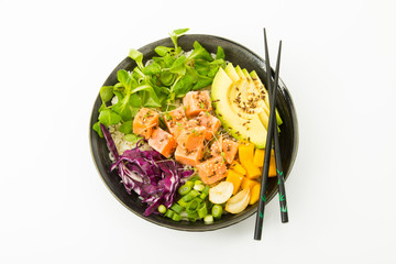 poke bowl, Reis, roher Lachs, Avocado, Salat, Mango, Blaukraut, Frühlingszwiebel auf weissem Untergrund, Freisteller, Draufsicht