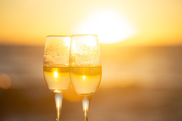 ビーチとワイングラス