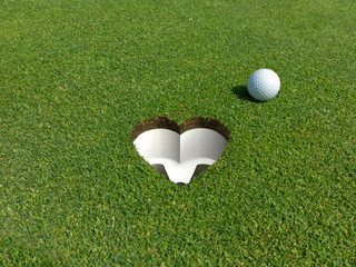 Ein Herz für Golf Golfloch in Herzform mit Golfball auf dem Puttinggrün