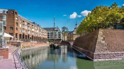 Der Alter Hafen in Düsseldorf an der Rheinpromenade in der Altstadt ist ein schönes Touristenziel auf einer Sightseeing Runde durch die Landeshauptstadt in NRW © festfotodesign