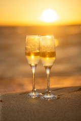 ビーチとワイングラス