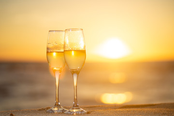 ビーチとワイングラス