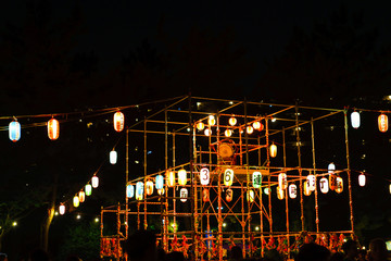 [夏の夕暮れイメージ] 提灯の明かりが郷愁を誘う，ふるさとで盆休みに開かれる盆踊り大会のシーン