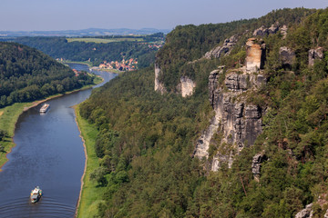 Fototapeta na wymiar Aussichtspunkt Kanapee im Elbsandsteingebirge mit Blick auf die Elbe