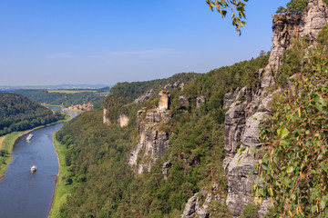 Fototapeta na wymiar Aussichtspunkt Kanapee im Elbsandsteingebirge mit Blick auf die Elbe
