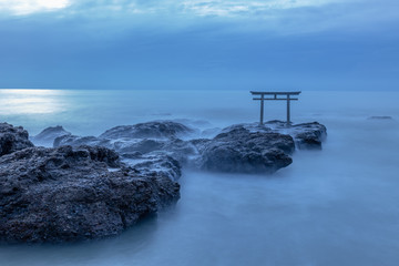 海に立つ鳥居