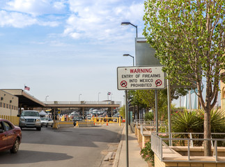 El Paso border crossing sign U.S. Mexico crossing sign