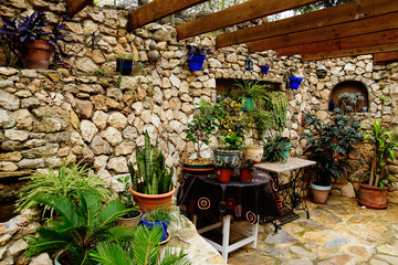 Jardín mediterráneo de piedra madera y flores