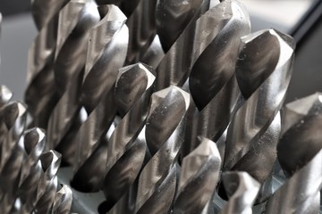 Close up of a metal drill bit set.For hard metals such as stainless steel, it's best to use drill bits made of chrome vanadium, cobalt or titanium carbide. - obrazy, fototapety, plakaty