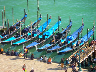 Gondeln am Markusplatz in Venedig