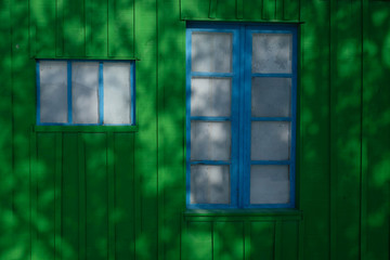 Ombres sur une cabane