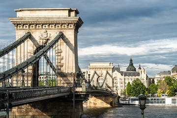 Obraz premium The famous Széchenyi Chain Bridge over the Danube river in the heart of Budapest old town