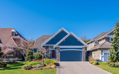 Obraz premium A perfect neighbourhood. Houses in suburb at Summer in the north America. Luxury houses with nice landscape.