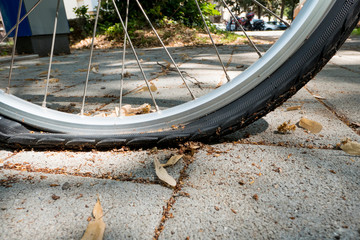 Flat tyre on a pedelec with a view of the tyre.