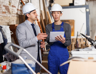 Architect talking with worker