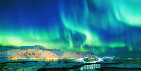 Fotobehang Prachtig uitzicht op het natuurwonder Northern Lights of Aurora Borealis over de verlichting van de Kubholmenleia-brug die de fjord oversteekt. Lofoten-eilandenarchipel in Noorwegen, locatie boven poolcirkel. © Feel good studio