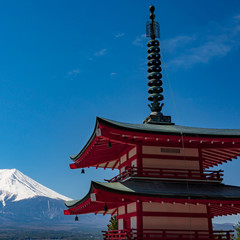 Fototapeta premium Chureito Pagoda and Mt. Fuji in the spring time with cherry blossoms at Fujiyoshida, Japan.