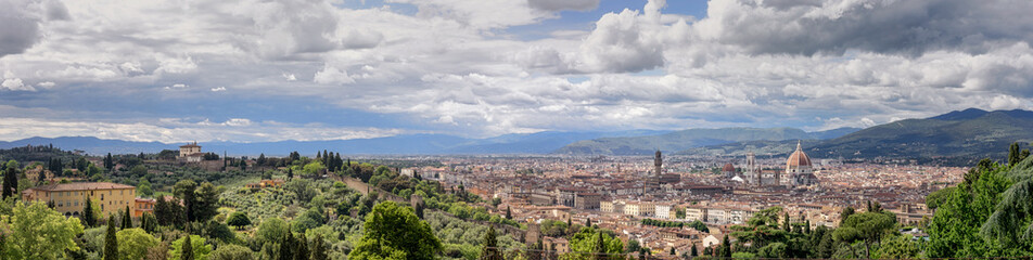 Fototapeta na wymiar Panoramic view of Florence city in Italy. You can see the Duomo of the Cathedral Santa Maria del Fiore and the Palazzo Vecchio tower. Can be used as a web banner.