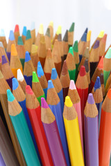 Crayons de couleur rentrée scolaire plan rapproché isolé fond blanc