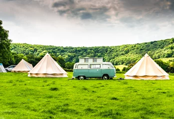 Vlies Fototapete Hellgrün Ein ikonischer Camper Van auf einem Glamping-Platz in der englischen Landschaft