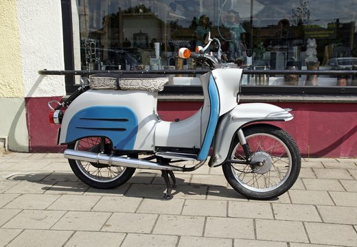 Historisches Kleinkraftrad in blauweiss