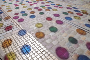 カラフルな水玉模様の影