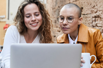 Student friends working laptop.