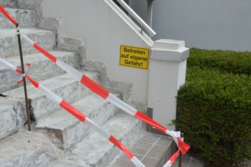Sanierung einer alten kaputten baufälligen marroden Treppe - Absperrband