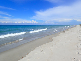 Fototapeta na wymiar Beautiful beach on a sunny day.