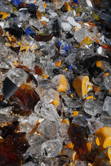 Pezzi di vetro e ceramica colorati