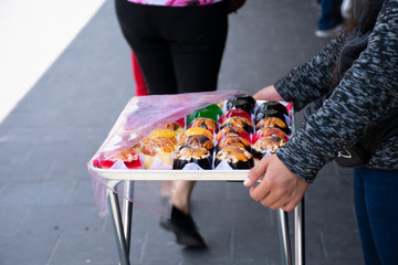Vendedora ambulante vendiendo gelatinas en la calle