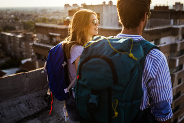 Obraz premium Happy couple on vacation sightseeing city with map